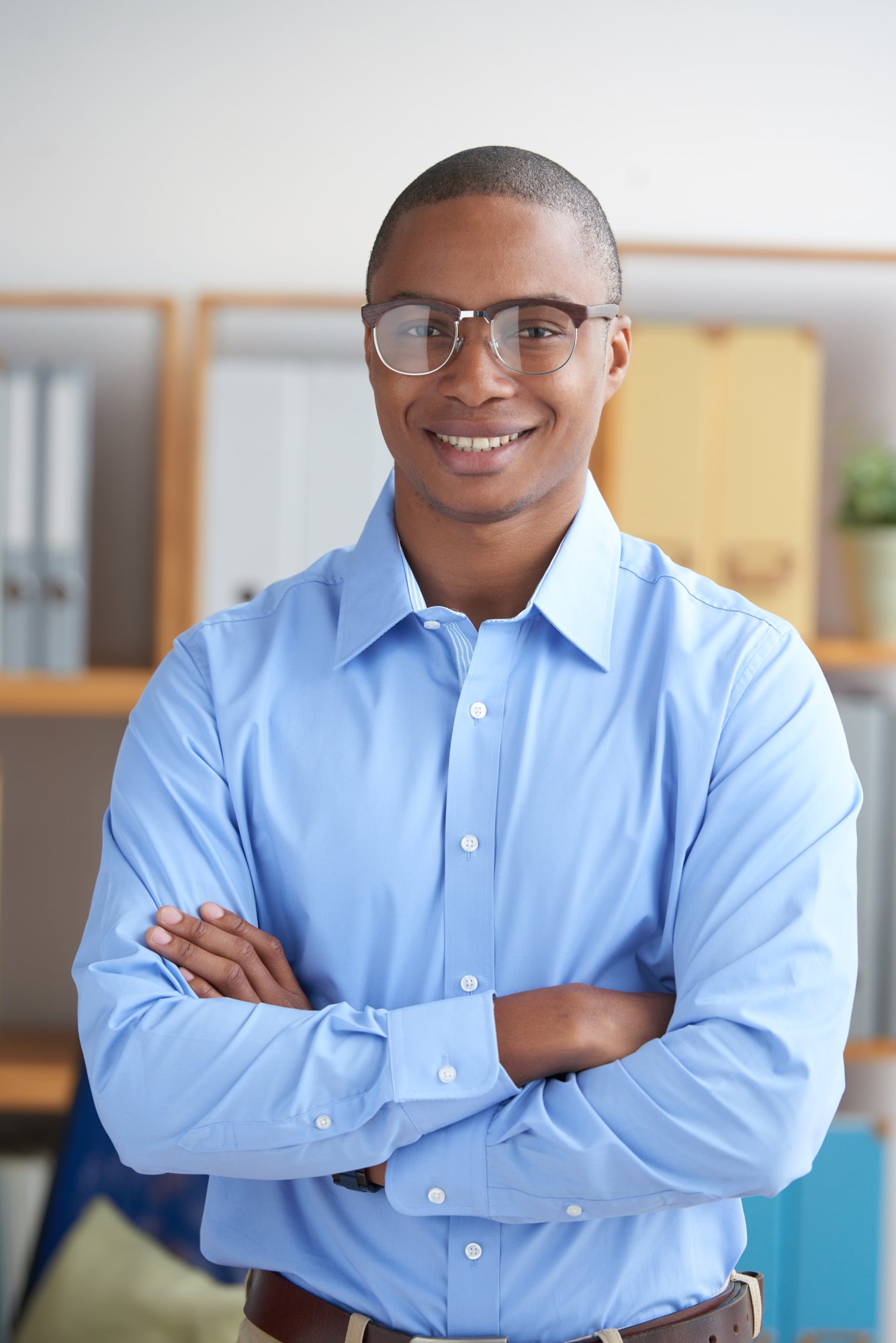 confident-entrepreneur-looking-camera-with-arms-folded-smiling (1)
